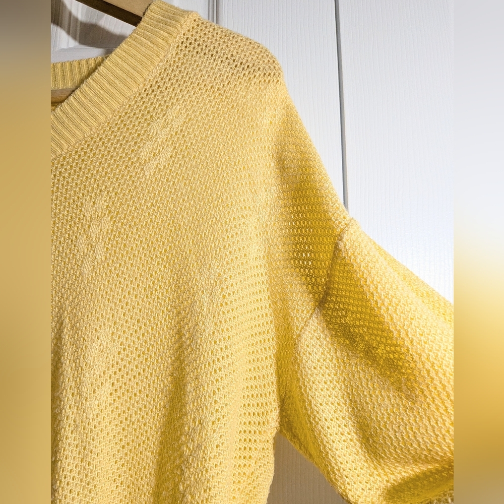 Vintage Short Sleeve Light Knit Sweater. Size M fit